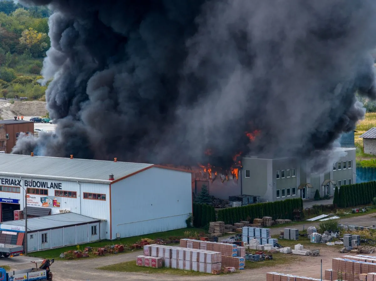 Ogromny pożar w Tarnowie opanowany. Właściciel ranny, trwa dogaszanie
