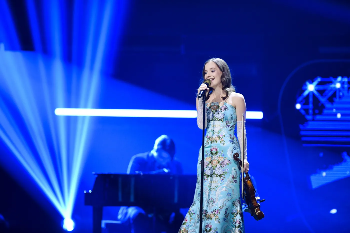 Sanah na koncercie oddała buty fance. "Uwaga, bo mogą trochę śmierdzieć" [WIDEO]