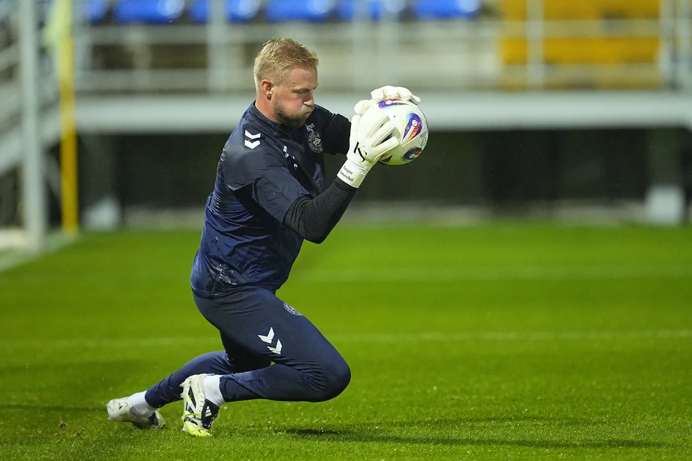 Najwierniejszy kibic reprezentacji oglądał mecz przez... dziurę w płocie