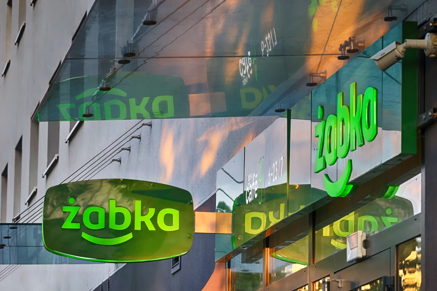 Dzień przed 11 listopada. Do której otwarta jest Żabka? Godziny otwarcia