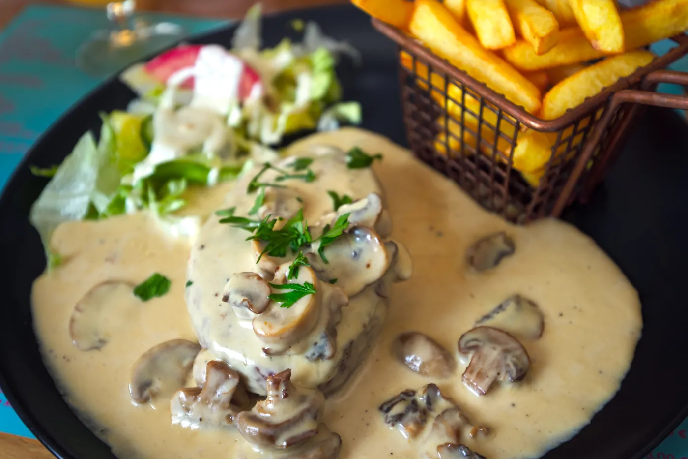 Pyszny obiad na sobotę. Podajemy przepis, Ty gotujesz. Kruche zrazy w sosie pieczarkowym