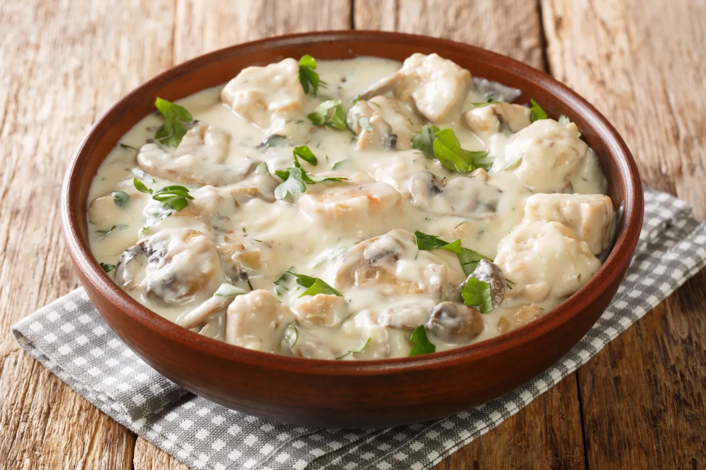 Pyszny obiad na piątek. Podajemy przepis, Ty gotujesz. Potrawka z kurczaka w kremowym sosie