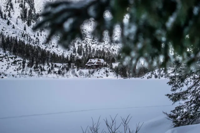 Szokujące zachowanie turystów nad Morskim Okiem. Nagranie obiegło sieć [WIDEO]