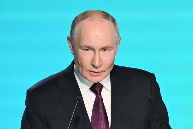 Putin pije szampana na Kremlu. Jego pupil dał Rosjanom powód do dumy