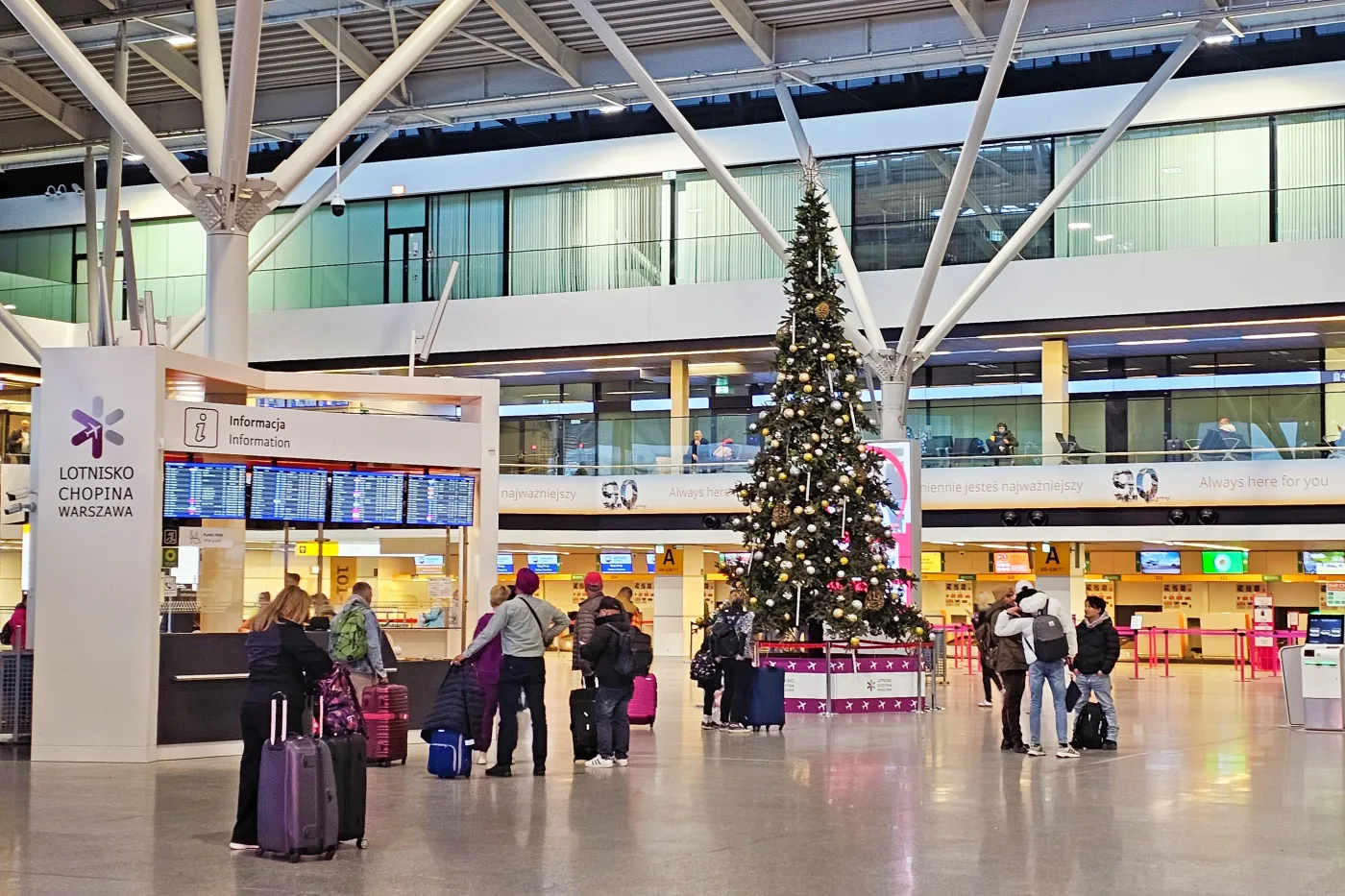 Opóźnione, odwołane loty i pociągi. Zimowa pogoda daje się pasażerom mocno we znaki