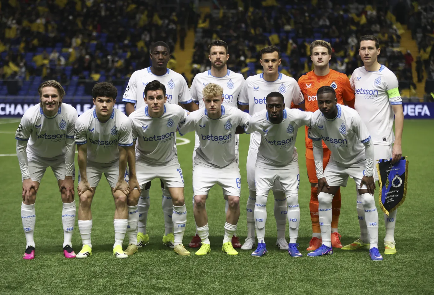 Kibice Club Brugge skazani na kary więzienia. Przebrali się za Borata