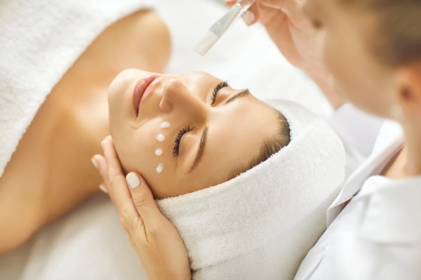 Kortyzol to "sprytny nicpoń". Tak stres psuje zdrowie i piękno skóry [ROZMOWA]