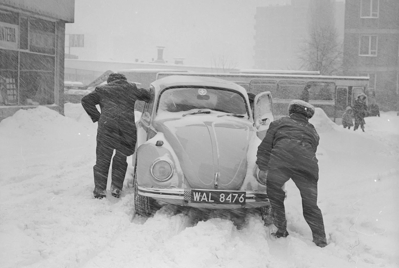 QUIZ. Życie codzienne w PRL. Trzy ostatnie pytania to gorący temat, czyli "zima stulecia"