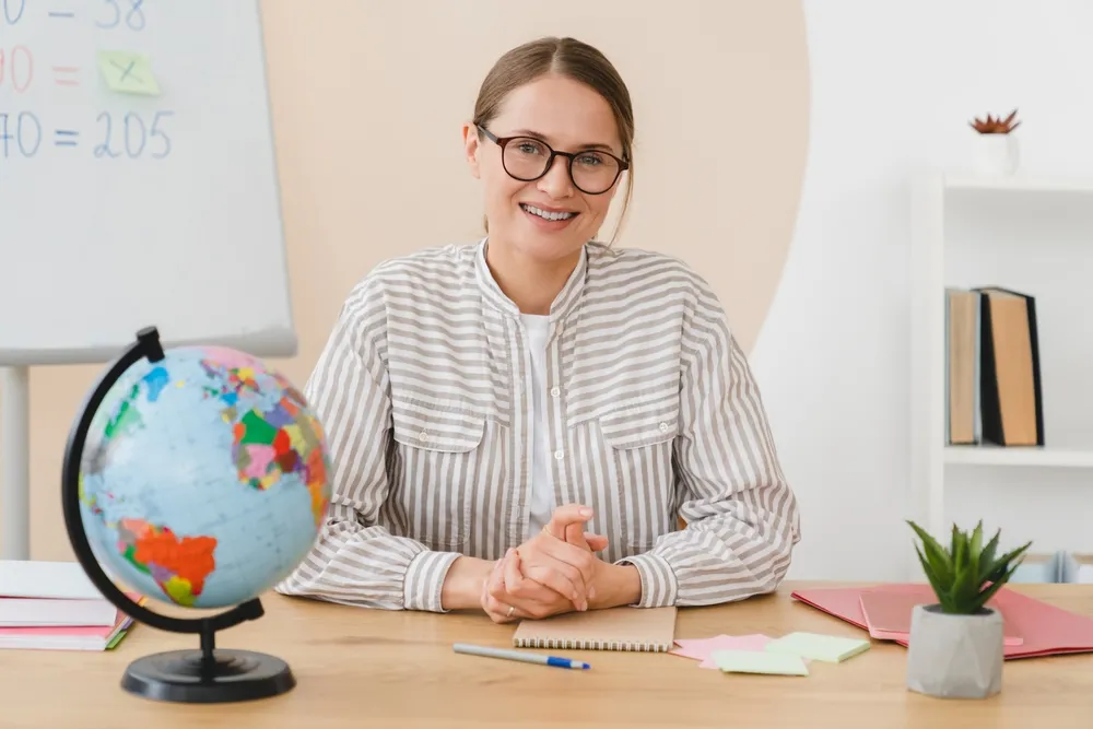 kobieta, nauczycielka, geografia, lekcja geografii, globus, szkoła