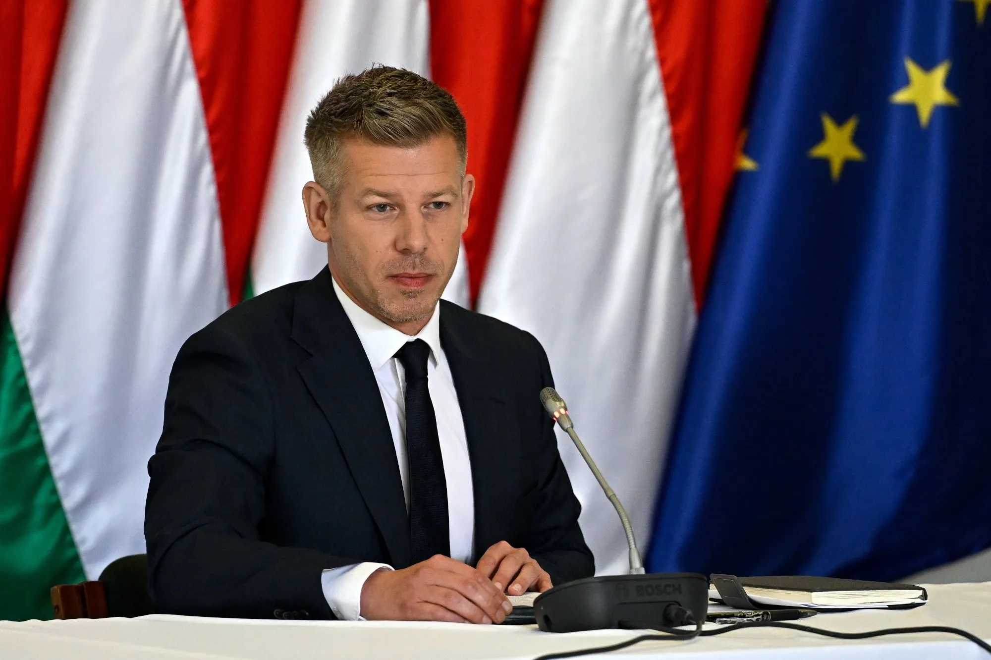 Mikrobus, hymn romski i taniec ministra. Pierwsze obrazy nowych Węgier