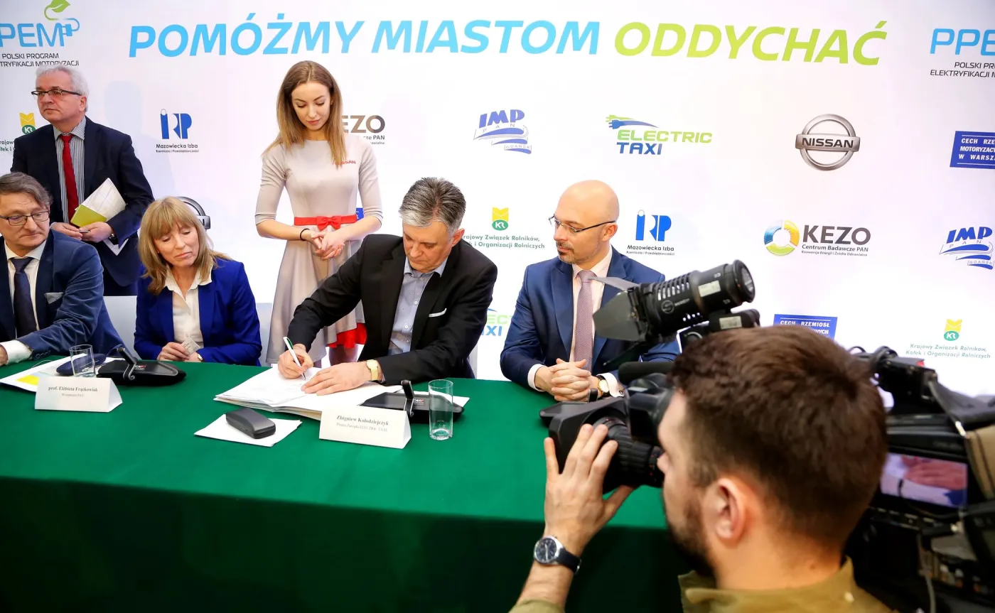 9933330-426184109-20-elektrycznych-nissan-w-dla-warszawy-rozpoczyna-polski-program.jpg