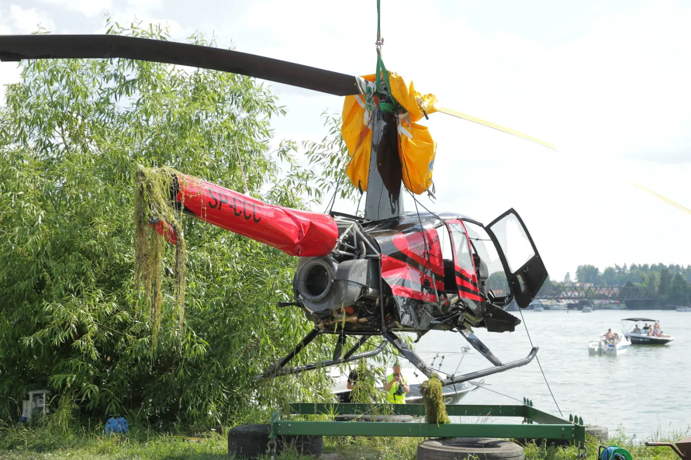 Śmigłowiec wyciągnięty z jeziora Tałty. Trzy osoby trafiły do szpitala