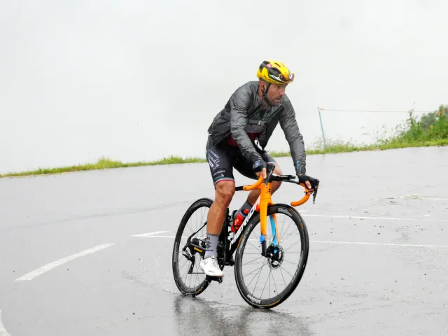 Tour de France. Nalot policji na hotel i autokar jednej z grup