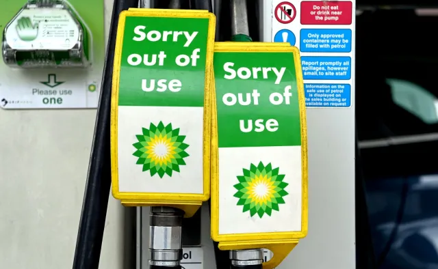 Wielka Brytania cierpi, kolejki na stacjach paliw i racjonowanie benzyny