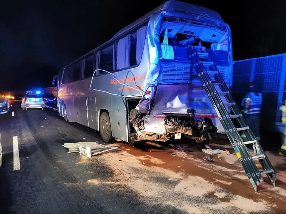 miejsce-zderzenia-ciezarowki-i-autokaru-na-trasie-s8-w-okolicach-kobylki-37271896.jpg