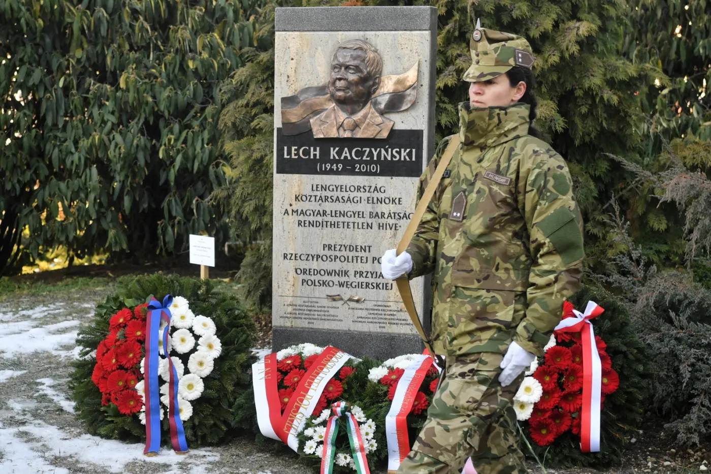 Tablica poświęcona Lechowi Kaczyńskiemu odsłonięta w węgierskim mieście Veszprem