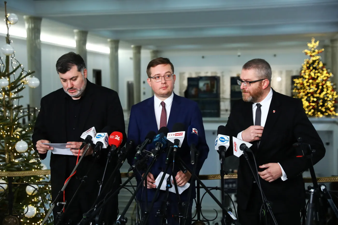 Konfederacja protestuje pod napisem "Szczepienie czyni wolnym". Premier zabrał głos