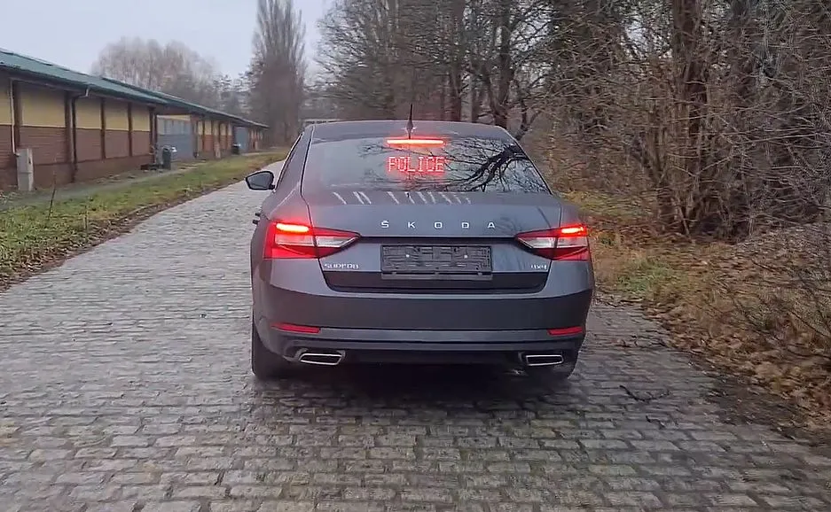 skoda-superb-policja-ma-nowy-nieoznakowany-radiowoz-z-wideorejestratorem-37332880.jpg