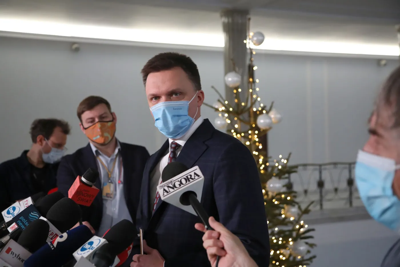 Hołownia odpowiada Lisowi: Skutecznie opieramy się przemocowym zalotom PO