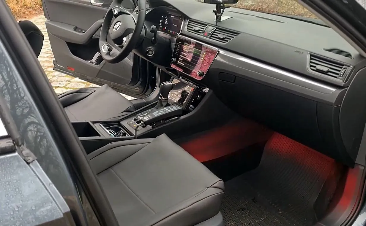 skoda-superb-policja-ma-nowy-nieoznakowany-radiowoz-z-wideorejestratorem-37332870.jpg
