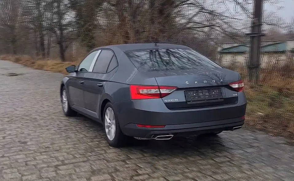 skoda-superb-policja-ma-nowy-nieoznakowany-radiowoz-z-wideorejestratorem-37332875.jpg