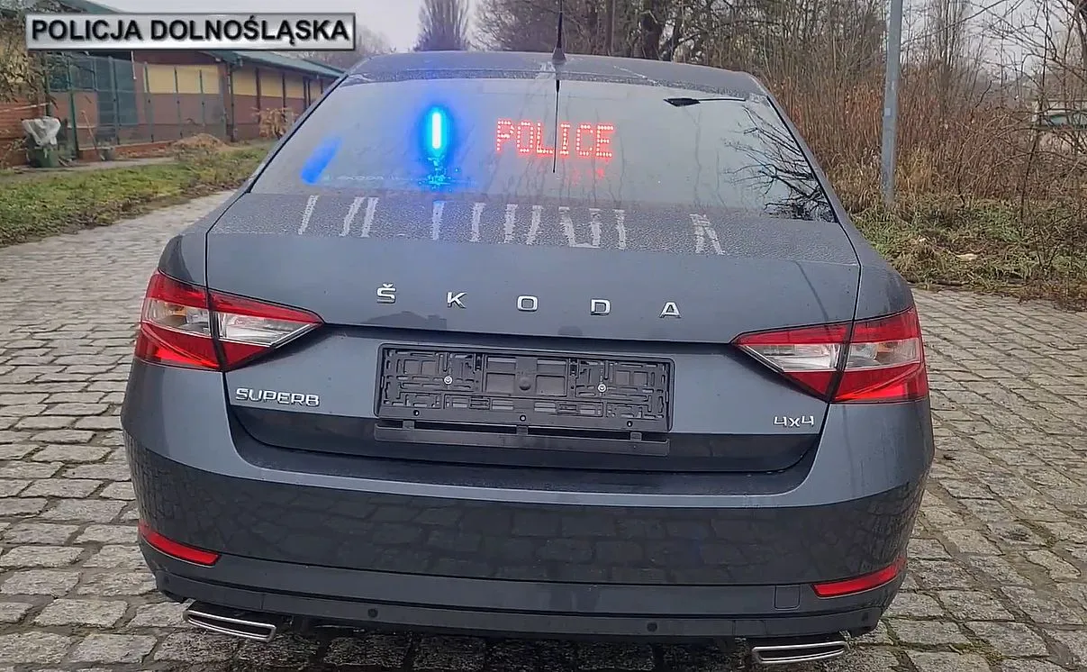 skoda-superb-policja-ma-nowy-nieoznakowany-radiowoz-z-wideorejestratorem-37332890.jpg