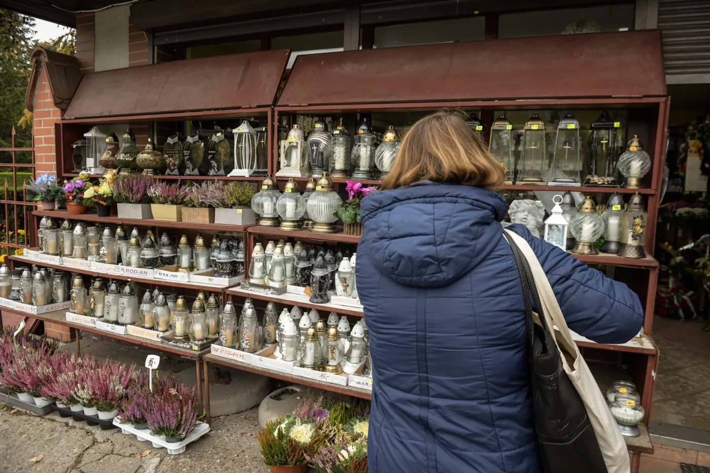 1 listopada drogie święto. Ceny zniczy poszły mocno w górę. Ile zapłacisz? [FOTO]