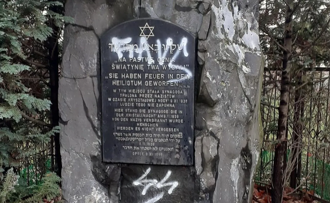 Antysemicki incydent w Opolu. Nazistowskie symbole na tablicy pamięci o nocy kryształowej