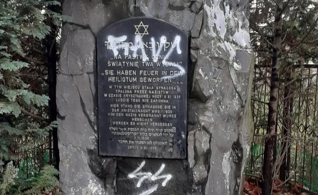 Antysemicki incydent w Opolu. Nazistowskie symbole na tablicy pamięci o nocy kryształowej