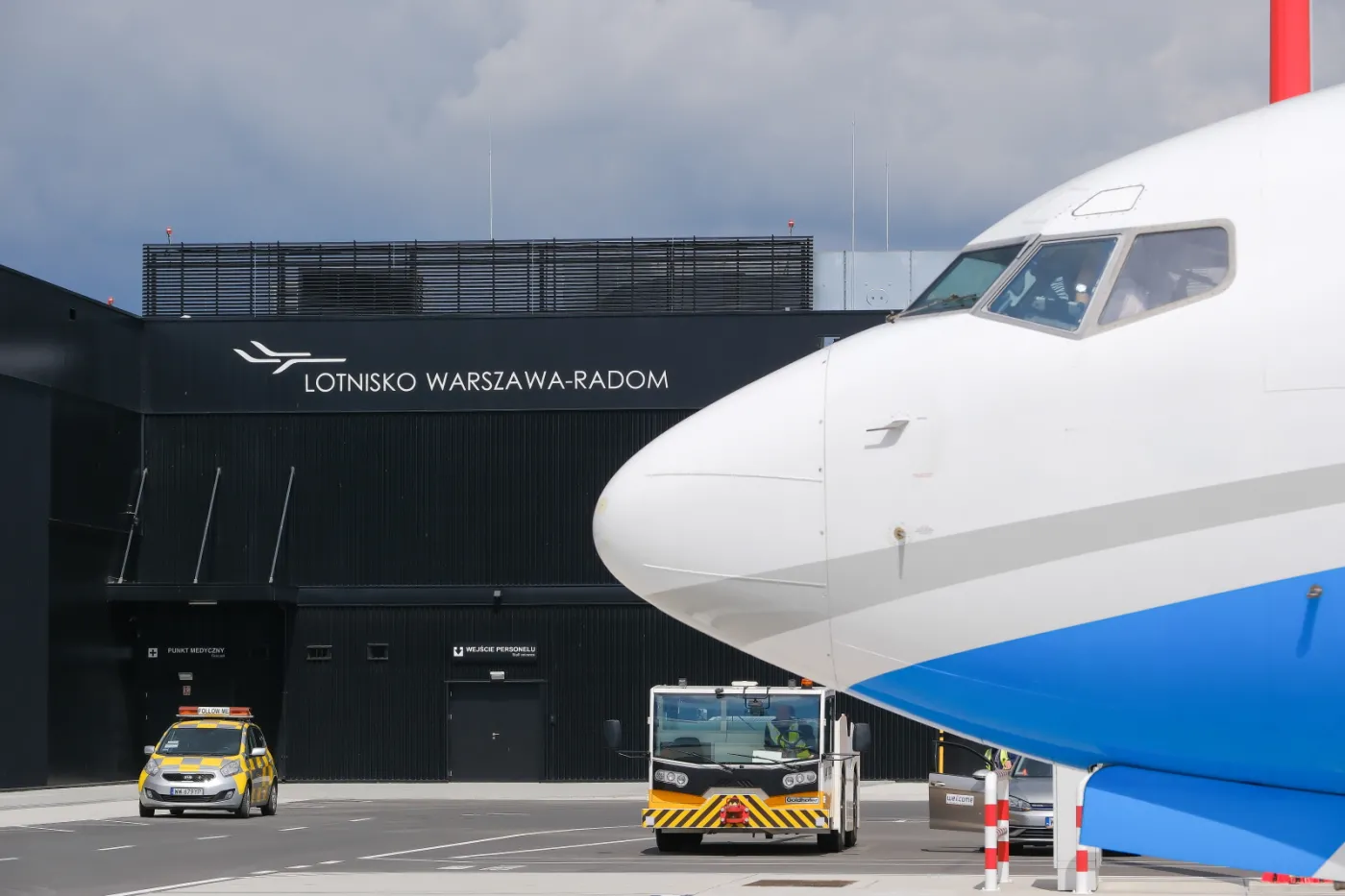 Incydent podczas otwarcia lotniska w Radomiu. Spadły części samolotu