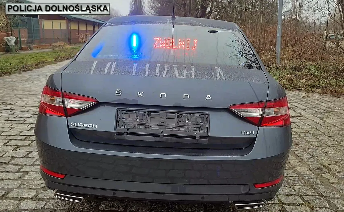 skoda-superb-policja-ma-nowy-nieoznakowany-radiowoz-z-wideorejestratorem-37332895.jpg