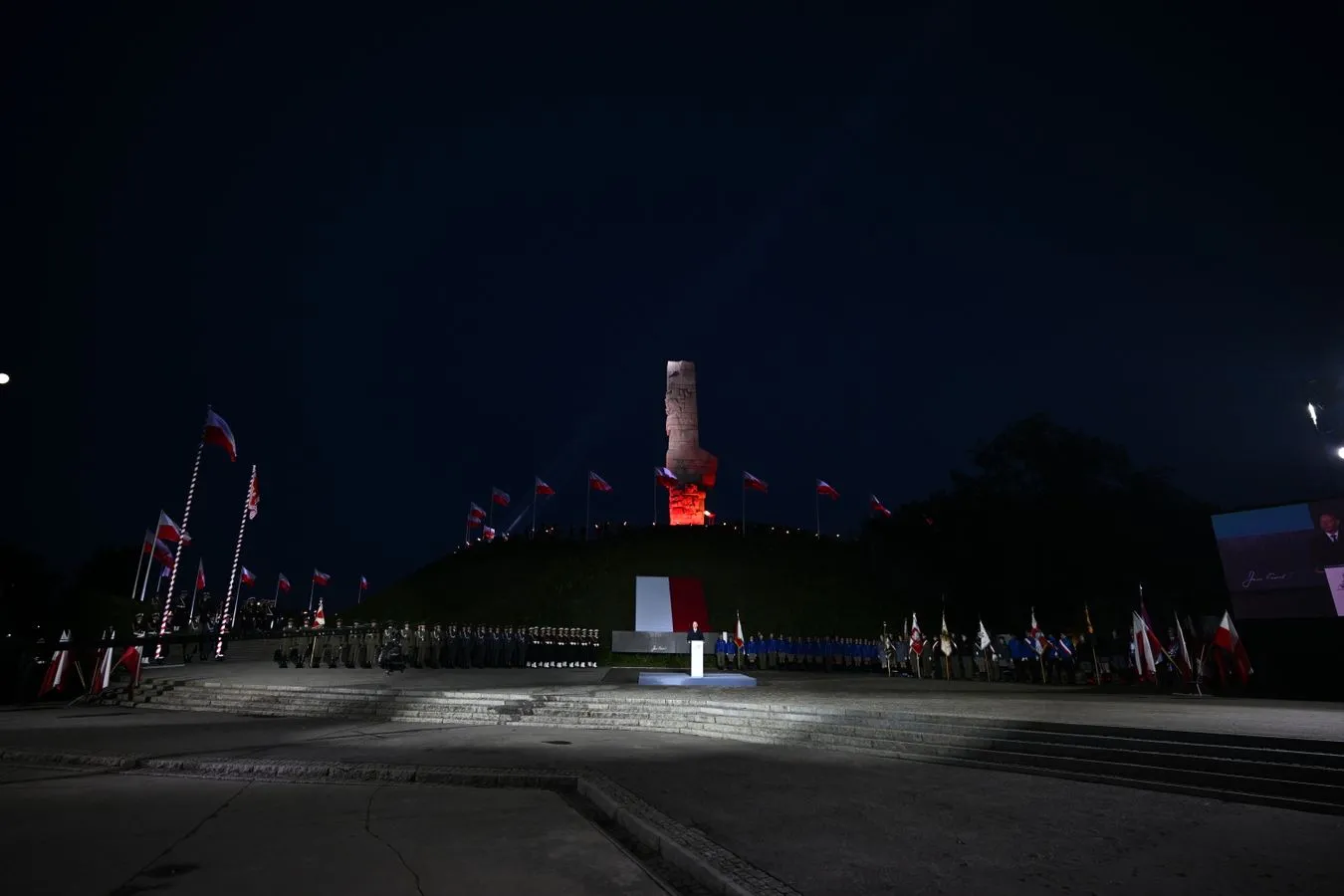 Uroczystości przed Pomnikiem Obrońców Wybrzeża na Westerplatte w Gdańsku
