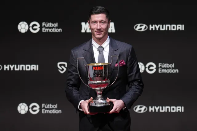 Robert Lewandowski odebrał trofeum Pichichi. Na gali towarzyszyła mu żona [FOTO]