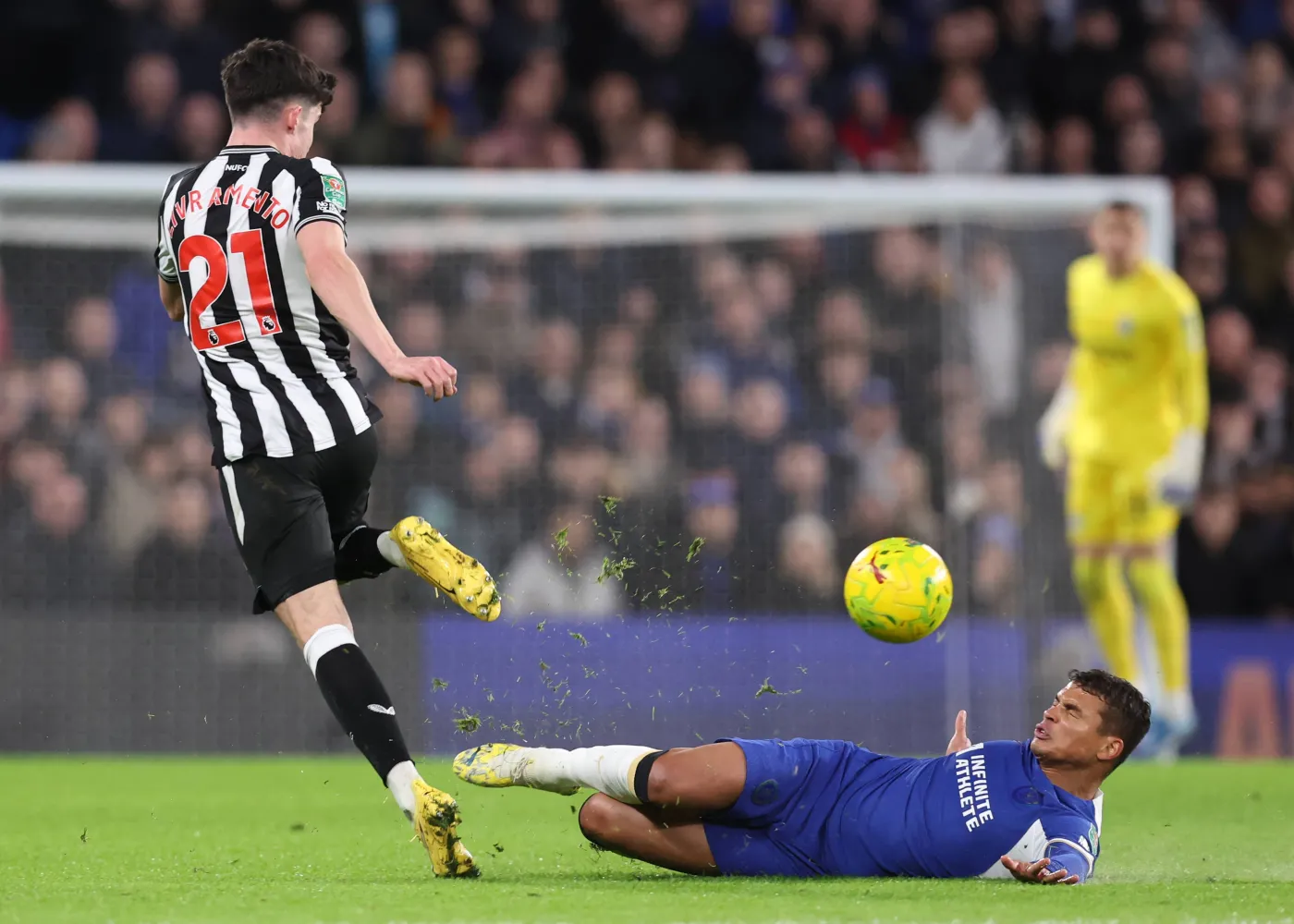 Obrońcy Chelsea jak dzieci we mgle. Kuriozalny gol w Pucharze Ligi w Anglii [WIDEO]