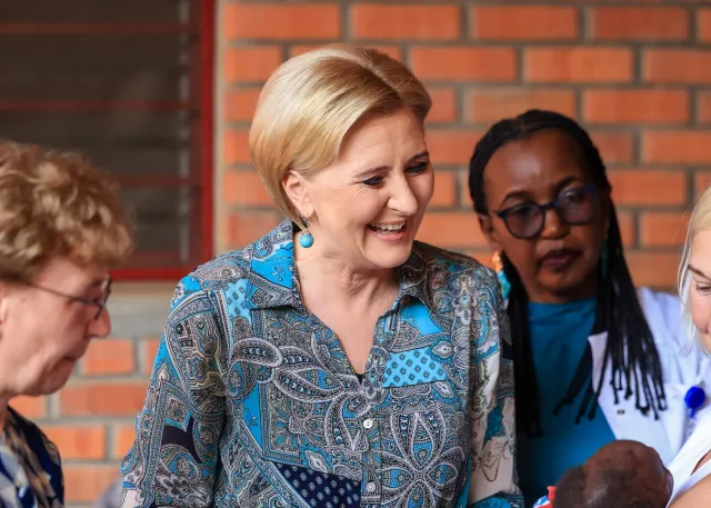 Agata Duda w niebieskiej sukience w Afryce. Wybrała odważny wzór [FOTO]