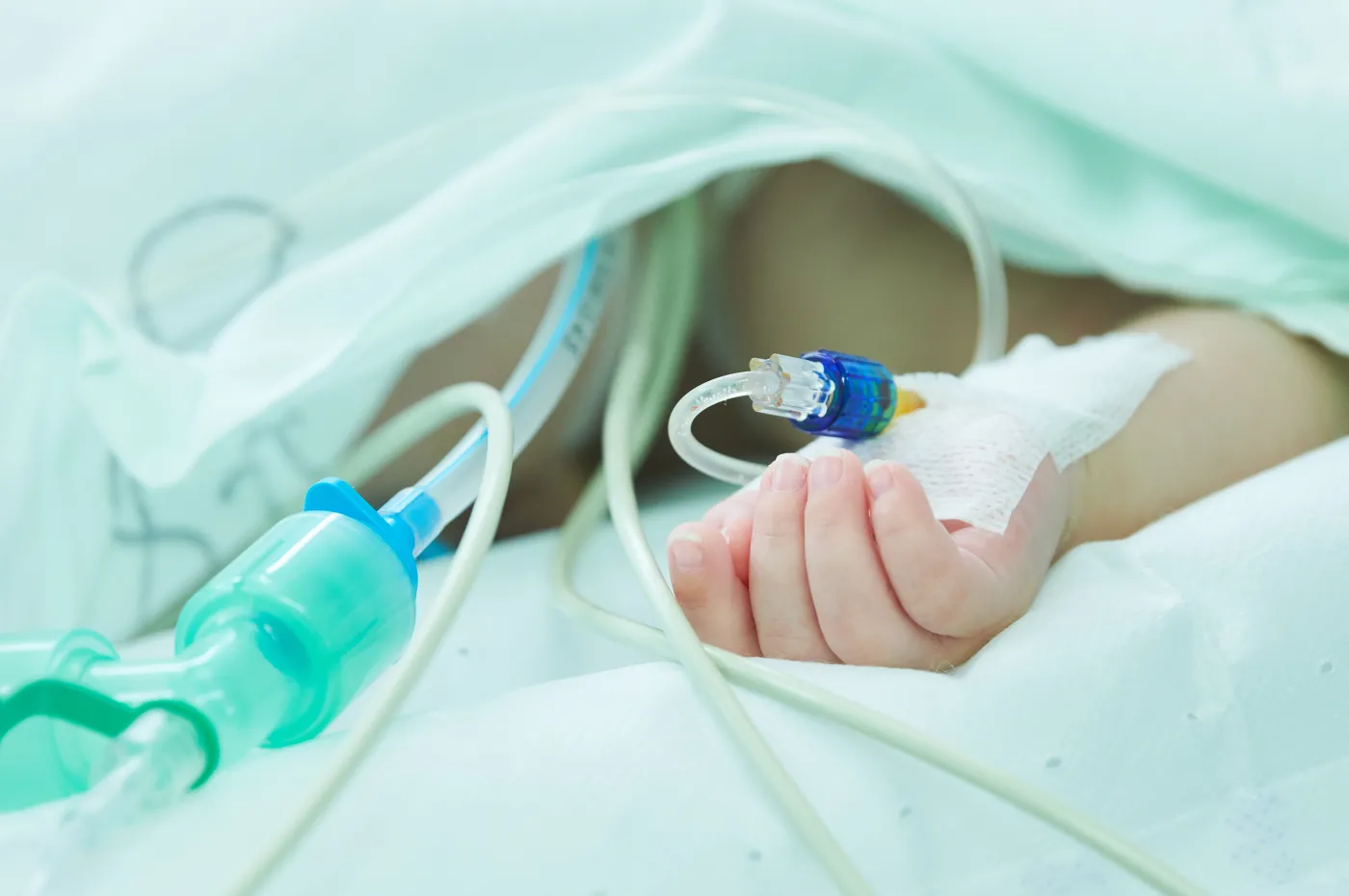 2,5-letni chłopczyk gwałcony i katowany. Rusza proces matki i jej konkubenta