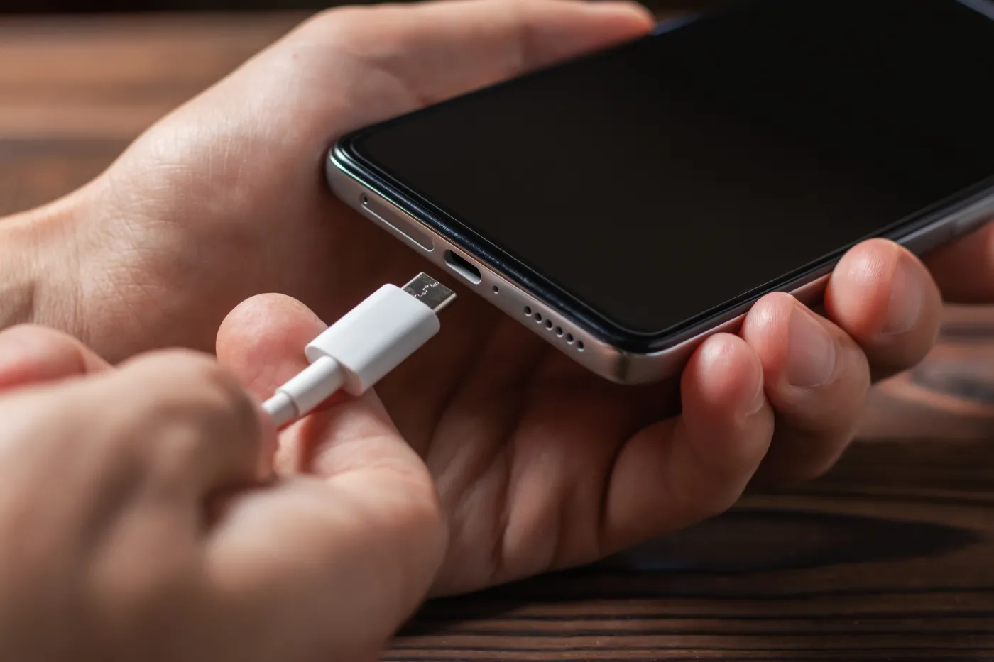 Ładujesz telefon w ten sposób? Więcej tak nie rób