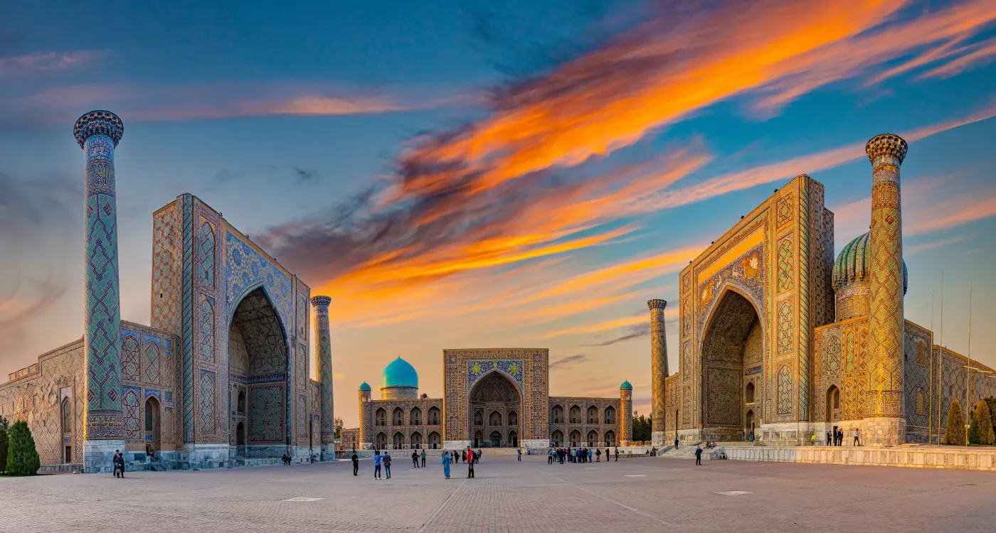 uzbekistan-registan-samarkanda-registananoldpublicsquareintheheartofthe-38236622.jpg