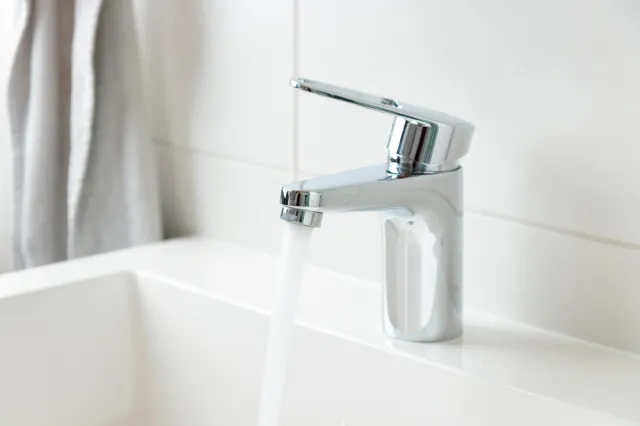 Błyszczący piekarnik, dywan jak nowy. Ten fenomenalny środek do czyszczenia masz na półce z kosmetykami!