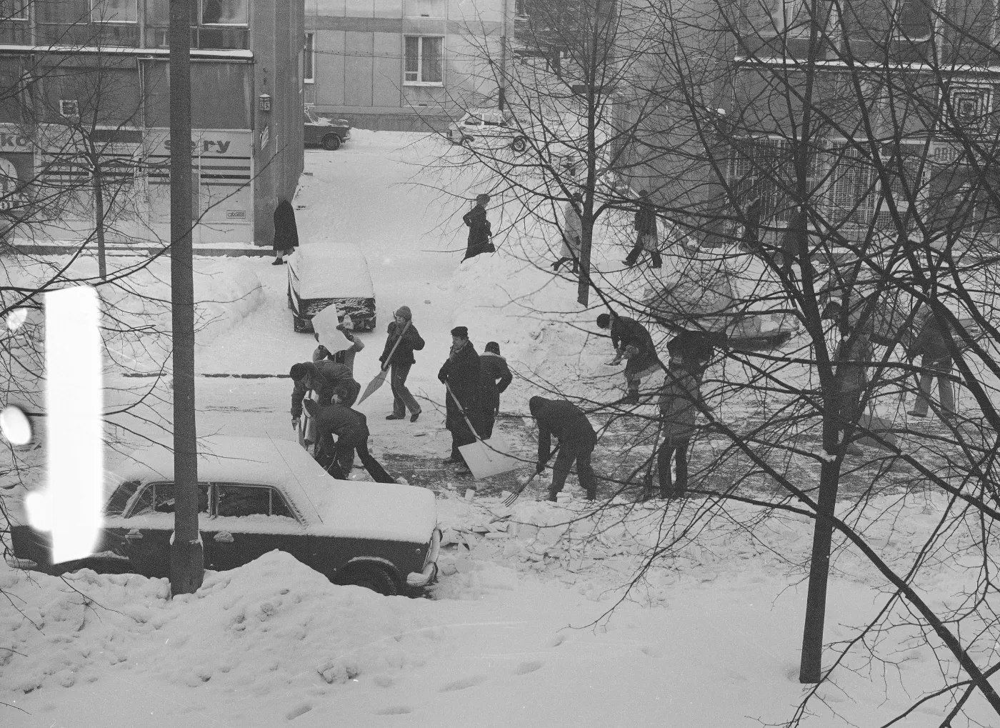 Tunele w śniegu, miejscy narciarze. PRL-owski armageddon czyli "zima stulecia"