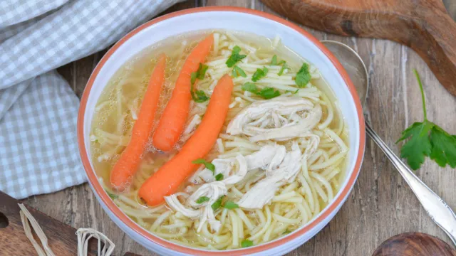 Najgorszy błąd przy gotowaniu rosołu. Magda Gessler bezlitośnie go wytyka