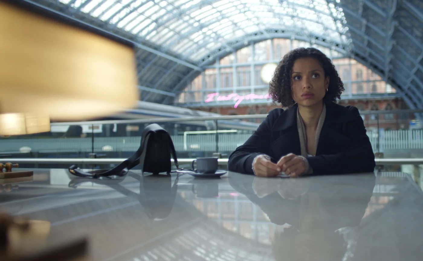 Gugu Mbatha-Raw w piątym odcinku drugiego sezonu serialu "Pod powierzchnią"