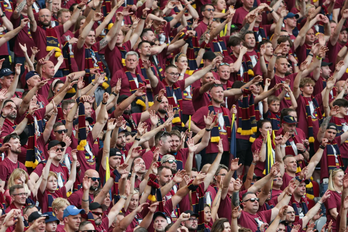 Takich kolejek to nawet w PRL nie było. Kibice w Szczecinie stali całą noc