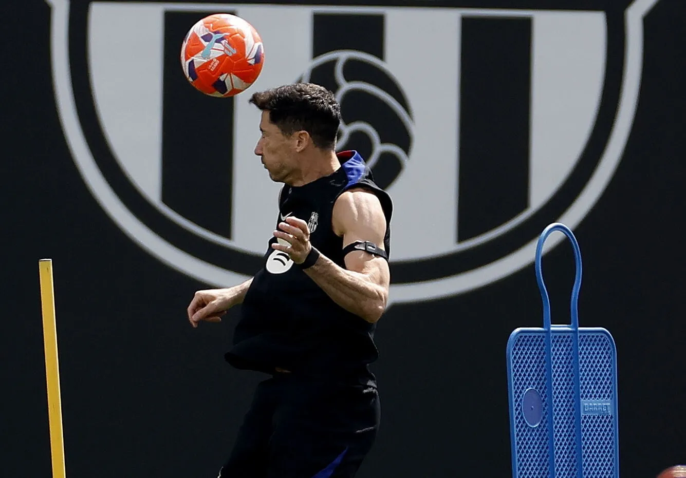 Kłopoty Lewandowskiego. Korona króla strzelców może przejść mu koło nosa