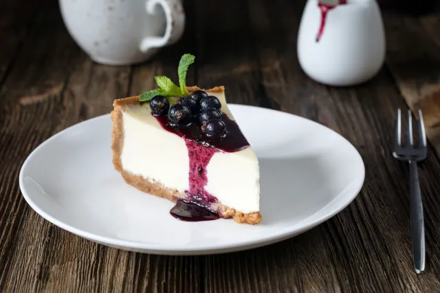 Smakowity torcik jagodowy bez pieczenia od Ewy Wachowicz. Zrobisz go w kilka minut