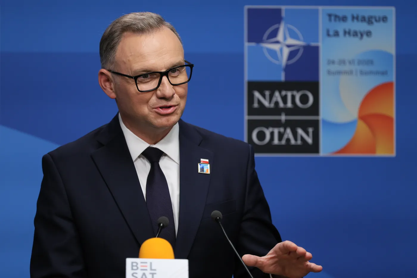 Prezydent Andrzej Duda napisał książkę. Remigiusz Mróz czuje się zagrożony