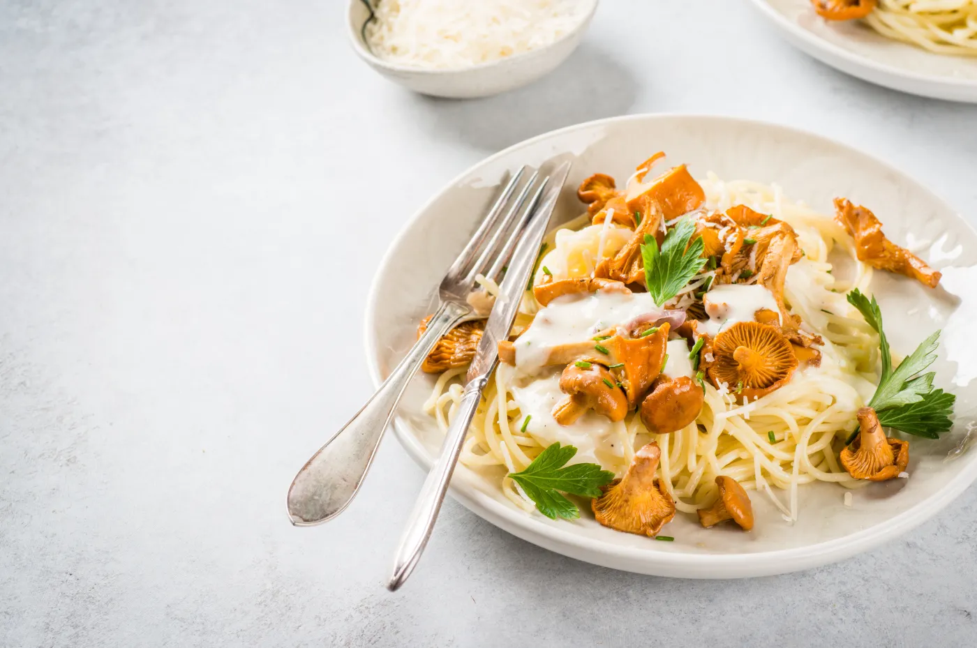 Pyszny obiad na wtorek. Podajemy przepis, Ty gotujesz. Makaron z kurkami i kurczakiem