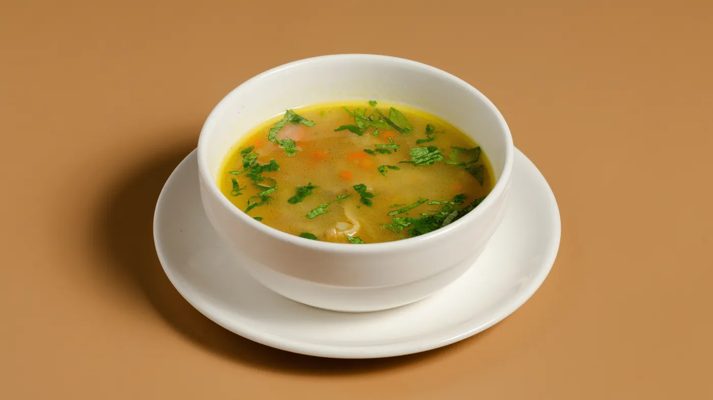 Kiedy posolić rosół, żeby był pyszny i aromatyczny? Zrób tak, a unikniesz błędu