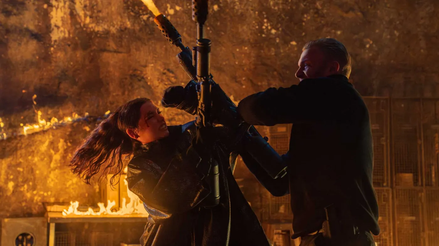 Ana de Armas i Robert Masser w filmie "Ballerina. Z uniwersum Johna Wicka"