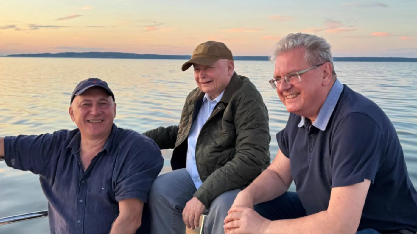 Krótszy urlop szefa PiS przez problemy osobiste. "Łódka, pływanie, rybki, ognisko"